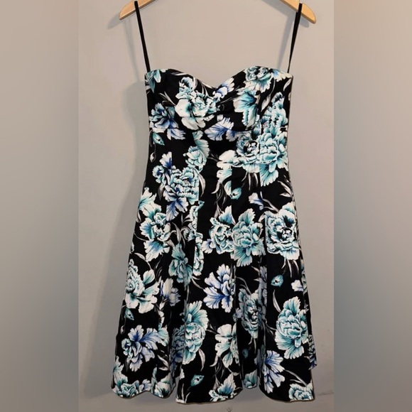 White House Black Market Dresses & Skirts - White House Black Market strapless sweetheart neckline floral dress size 2 teal